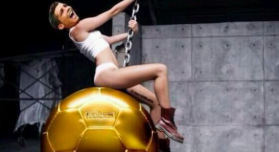 Ronaldo et son ballon d'or. 