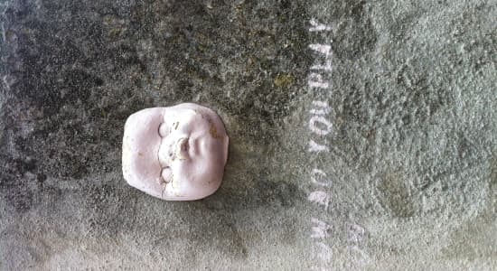Têtes de bébés accrochées au mur - Limoges