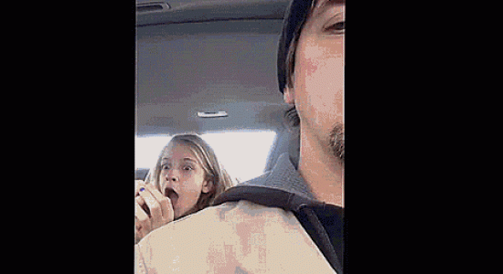 Un père filme sa fille lors d'une session de selfie