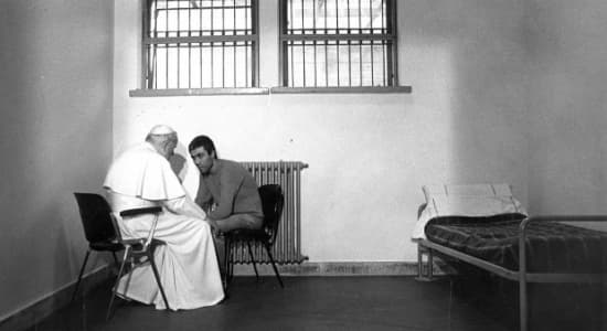 Jean-Paul II rencontre Mehmet Ali Agça en 1983