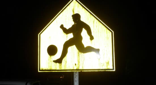 Attention aux hommes nus qui jouent au foot 