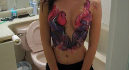 Body Painting sur une jolie asiat'
