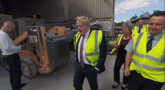 Boris Johnson utilisant la force