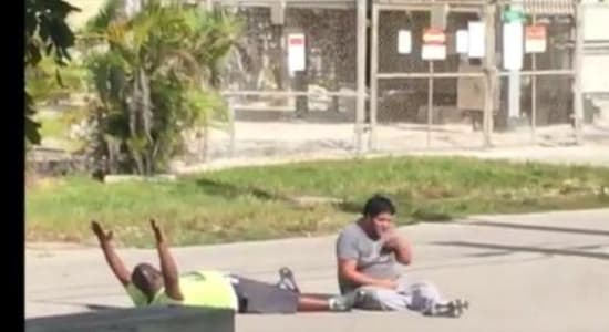 USA : un Noir, allongé au sol les mains en l'air, se fait tirer dessus par la police