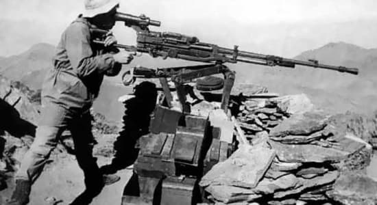 Mitrailleuse NSV tenue par un soldat sovietique - Guerre Afghanistan