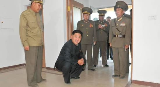 Le leader Kim se moque avidement du slavsquat poutinien #GOKIM