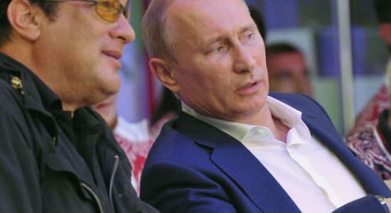 Derniers efforts minables: Vladimir Poutine soutenu par le nanardesque Seagal #GOKIM