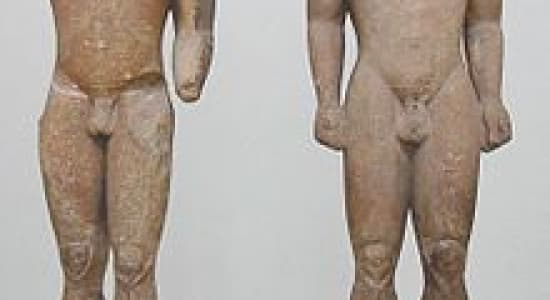 Les kouroi : les statues jumelles de Cléobis et de Biton (590-580 av. J.-C.) 