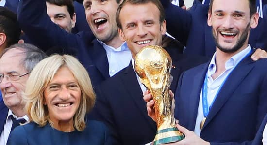 Photo officielle des Macron avec la Coupe du monde 