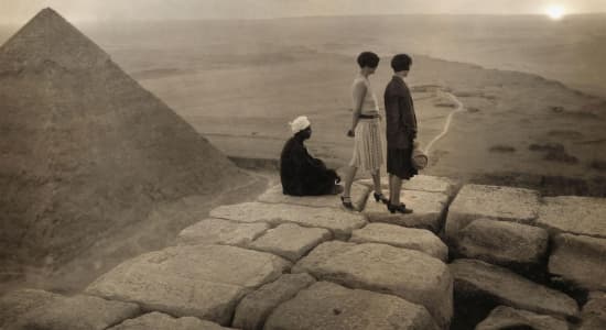 Au sommet de la pyramide Khéops, en Egypte, dans les années 20.