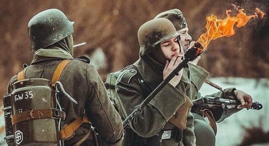 Soldat allemand allumant sa cigarette avec un lance-flammes 2