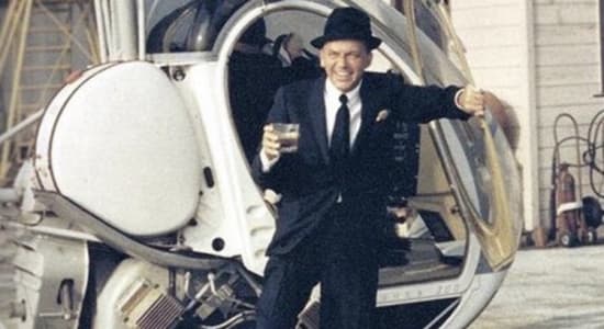 Franck Sinatra et son verre, sortant d’un hélicoptère.1964.