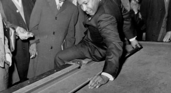 Martin Luther King jouant au billard, Chicago, 1966