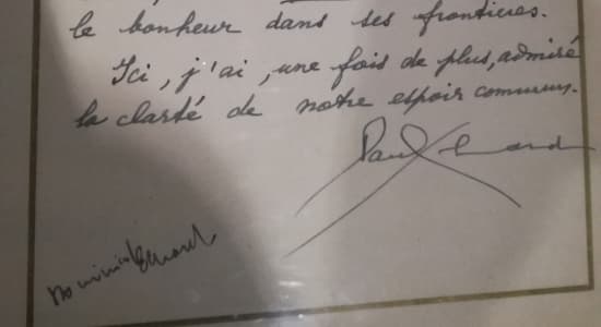 Paul Eluard signe le livre d'or de l'Hopital de Varsovie