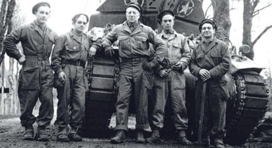 Jean Gabin avec son équipage - Château de Bouges -Mars/Avril 1945 - M10 Wolverine &quot;Souffleur II&quot;