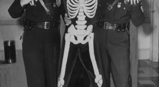 Arrestation par la police américaine, d'un homme en état d'ébriété, déguisé en squelette, dans les années 1950