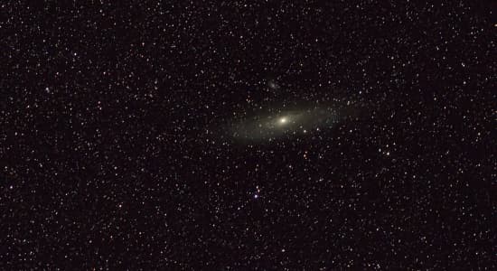 Deux pour le prix d'une! Galaxie d'Andromède (M31) et son acolyte M110 juste au dessus.