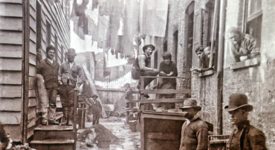Photographie de Jacob Riis du gang de Mulberry Street à New-York en 1888.
