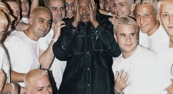 Dr. Dre entouré par les clones d'Eminem lors des MTV Video Music Awards le 7 septembre 2000. Photographie de KMazur/WireImage.