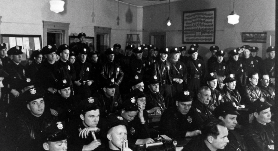 Photographie de policiers en attente d'instruction à Los Angeles en 1947, par Edward Clark pour le magazine américain Life
