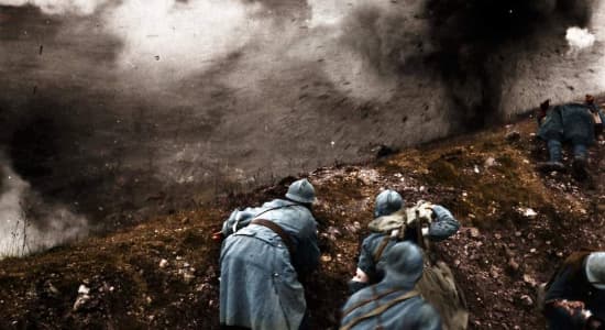 Une équipe médicale française tentant de progresser sous les salves de l’artillerie allemande à Verdun en mars 1916. La bataille de Verdun a causé 163 000 morts et de 216 000 blessés dans les rangs français contre 143 000 morts et 190 000 blessés du côté allemand.