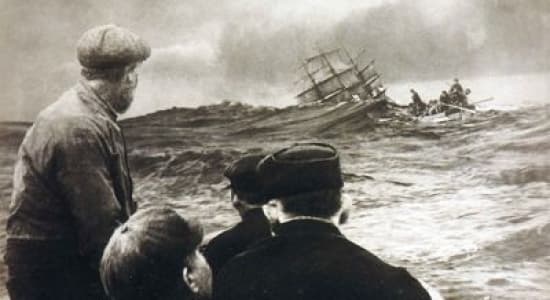 Photographie prise en 1911 par le britannique Francis James Mortimer (1874-1944) du naufrage du navire l'Arden Craig en 1911. Le capitaine du trois-mâts face à l'épaisseur de la brume heurta des rochers et fit sombrer son voilier près des îles Scilly en mer Celtique