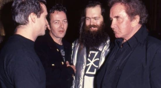 Henry Rollins, Joe Strummer, Rick Rubin et Johnny Cash dans les coulisses du Pantages Theater, Los Angeles en 1995. Photo par Steve Granit