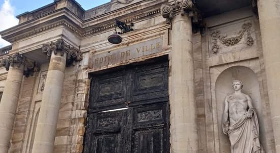 La porte de l'hôtel de ville de Bordeaux aujourd'hui.