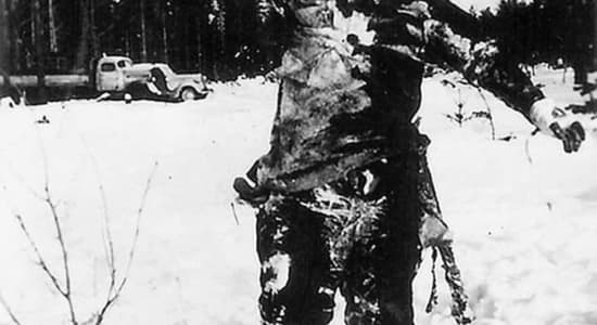 Pendant la guerre d'hiver entre les Russes et les Finlandais, les russes pensaient partir pour une guerre rapide (tiens tiens) mais c'était sans compter sur des finlandais féroces et jamais à court d'idée pour terroriser les russes, ici un corps russe gelé dressé au bord de la route.