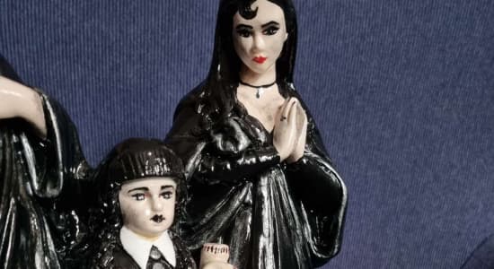 Création, détournement de statue ancienne en plâtre, ma version de &quot;La Sainte famille Addams&quot; en 33 sur 33 cm