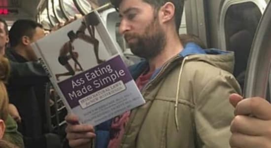 Image rare d'une personne dans le métro sans son smartphone.