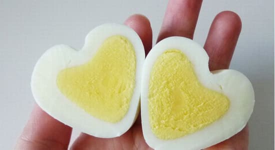 Faire un œuf en forme de cœur (10 photos)
