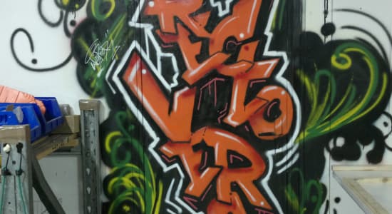 Graff sur porte/mur 