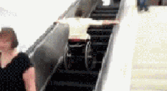 Fauteuil roulant + escalator