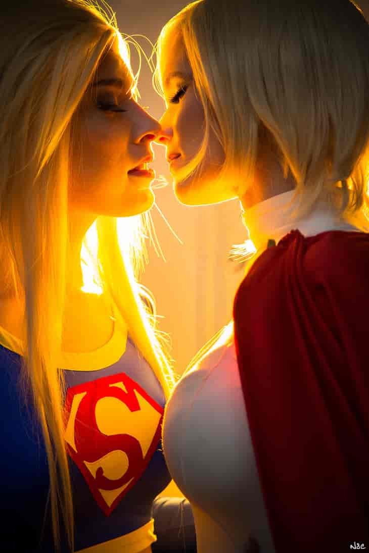 Supergirl et Power Girl 