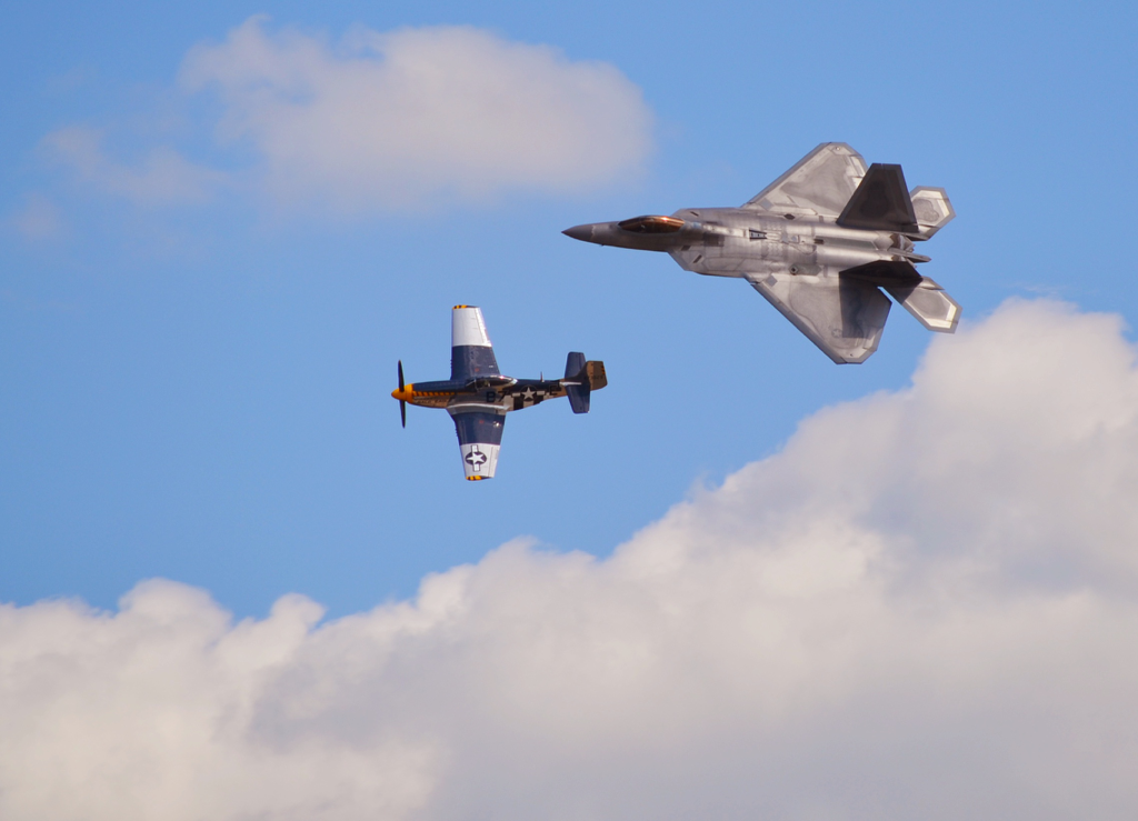Un P-51 Mustang et un F-22 Raptor
