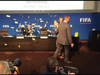 Fifa: un homme jette des billets au visage de Joseph Blatter