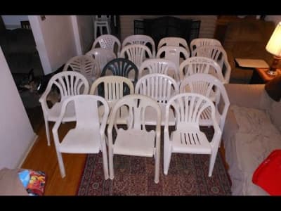 Un homme présente sa collection de chaises en plastique
