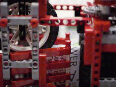 Machine en lego pour créer des avions en papier