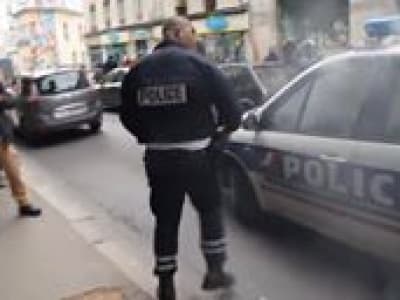 Voiture de police attaquée et brûlée à Paris
