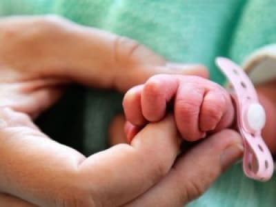 Une maternité facture à des parents leur premier calin avec leur nouveau-né