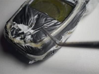 Un Nokia 3310 plongé dans l'acétone