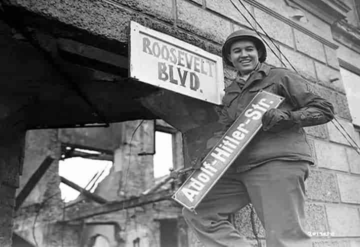 Changement de panneaux par un soldat américain - Berlin 1945