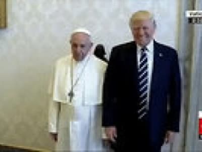Même le pape François refuse de lui serrer la main