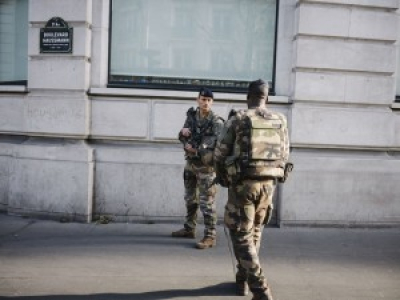 http://www.leparisien.fr/faits-divers/paris-un-militaire-de-sentinelle-agresse-par-un-homme-arme-15-09-2017-7262022.php