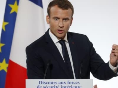 Emmanuel Macron annonce aux gendarmes la fin de leur durée légale de repos.