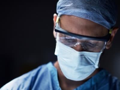 Un chirurgien grave ses  initiales