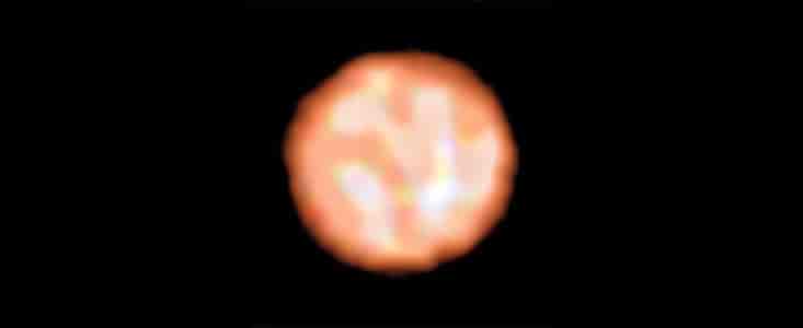 La surface détaillée d'une étoile située à 530 années-lumière
