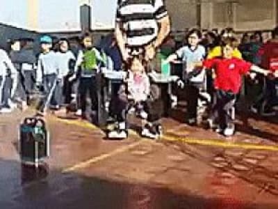 Un enseignant fait danser son élève paraplégique avec le reste de la classe