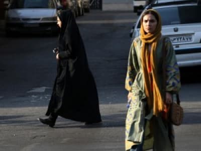 
En Iran, des femmes arrêtées pour avoir enlevé leur voile en public 